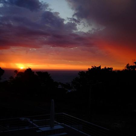 Ferienwohnung Bright Camps Bay Loft With Stunning Views And Shared Pool Kapstadt Exterior foto